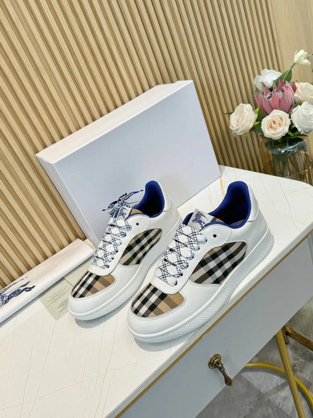 Men's men's shoes 💰560 Burberry's 2024 hot model is released. After three years, the classic plaid returns. It is versatile and decorated with worsted Burberry plaid pattern. Featuring a mesh lining and checkered laces, the rubber sole features the archive Burberry monogram. From Burberry's iconic collection, these wardrobe staples are interpreted with the brand's signature style.   ✅Fabric: classic cotton + silk cowhide ✅Lining: original board lining, silk cowhide lining ✅Outsole: TPU ✅Color: white ✅Code number: 35-45 for men and women (35, 45 customized)